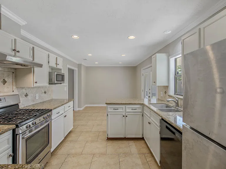 714 Broadmoor Dr — Photo 1