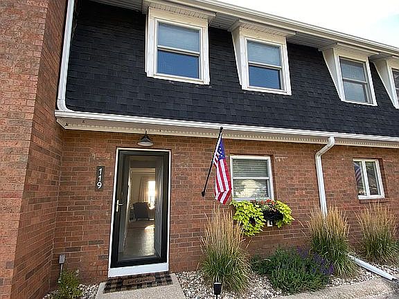 3rd image of 119 N Emerald Dr