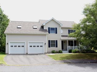 29 Hedgerow Ln, Amherst, MA 01002