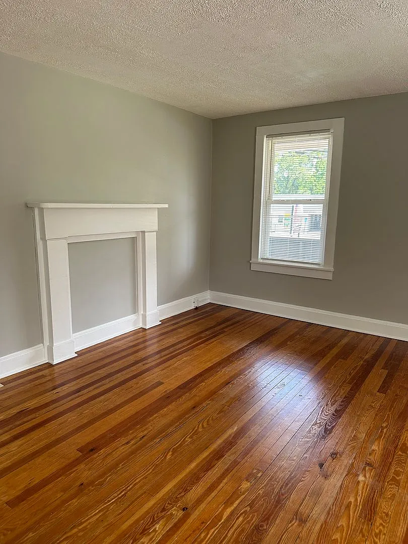 Adorable 3 Bedroom Duplex for $1,800./month — Photo 3