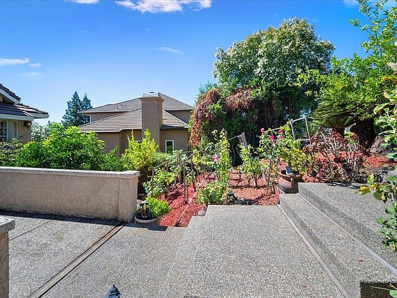 3rd image of 136 Tomlinson Dr