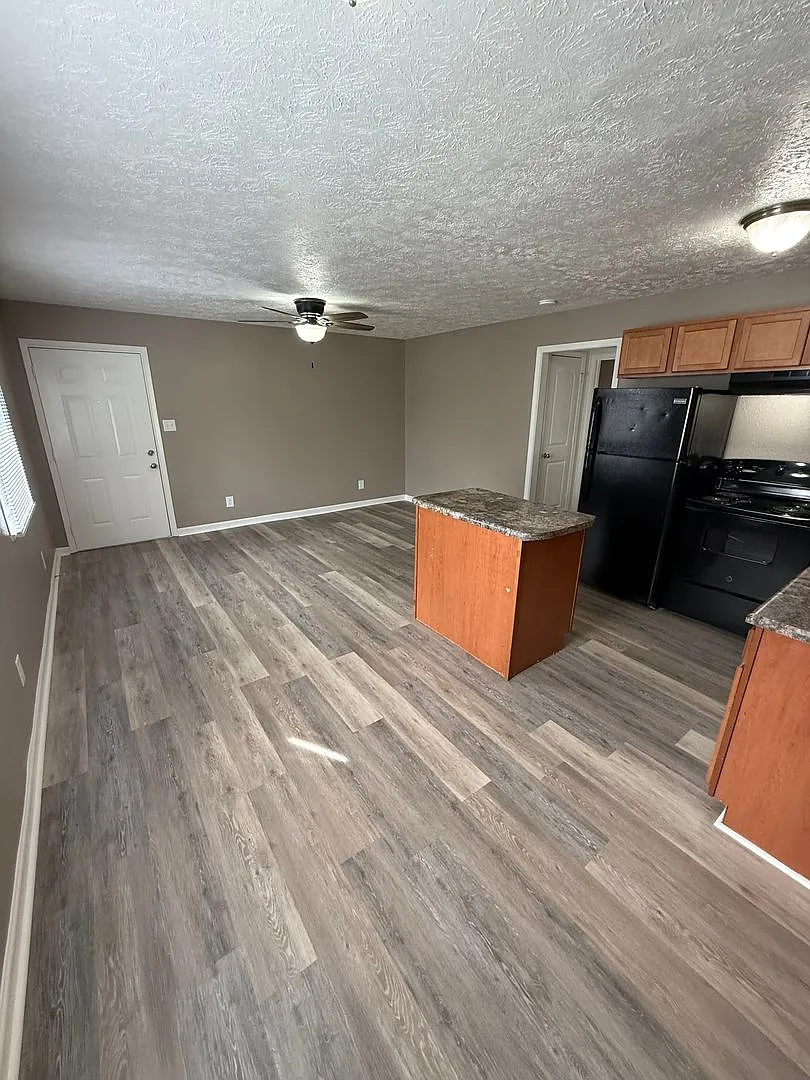Evergreen Apartments — Photo 3