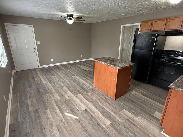Evergreen Apartments — Photo 3
