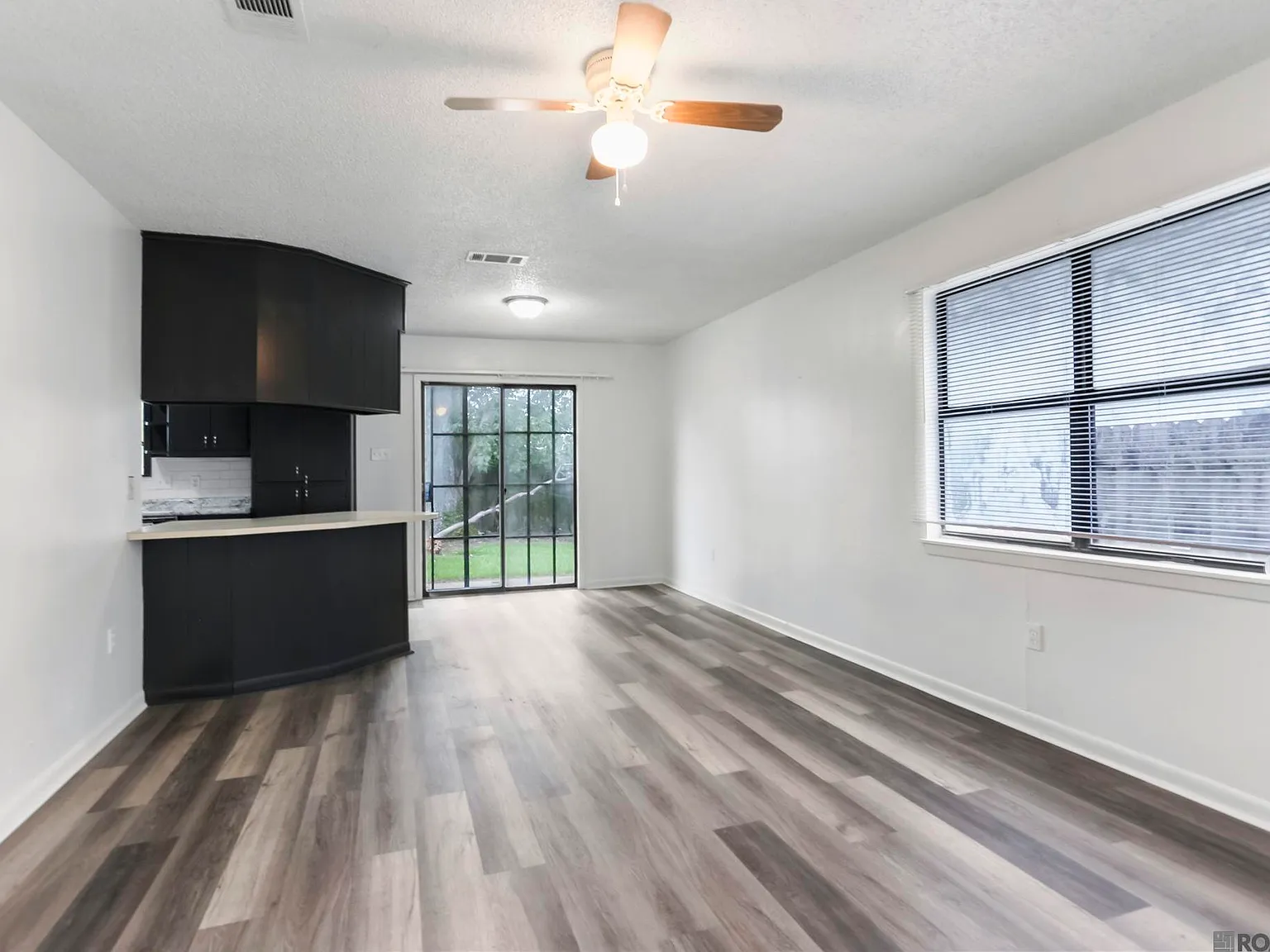 2 bed, 806 sqft, $1,350 — Photo 2
