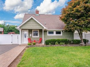 5 Stonecutter Rd, Levittown, NY 11756