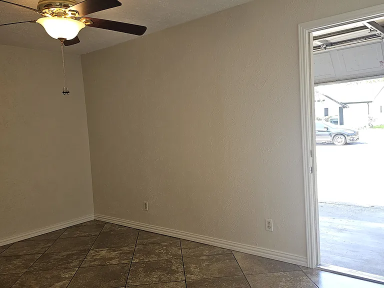 617 Country Ln — Photo 21