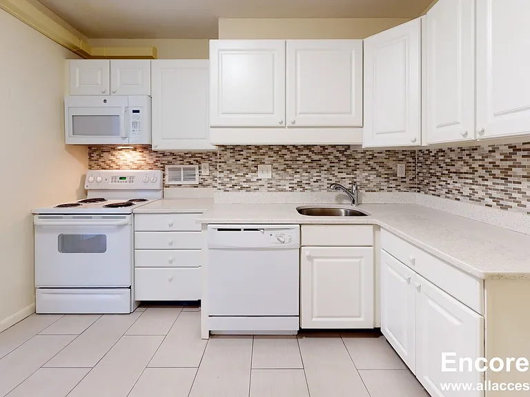 17 Monmouth Ct #D — Photo 4