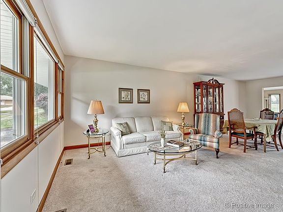4th image of 694 W Berkley Ln