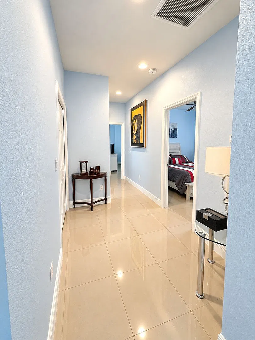 **Beautiful 3-Bedroom Home With Bonus Office, Two Full Kitchens & Spacious Covered Patio Tampa, Fl — Photo 4