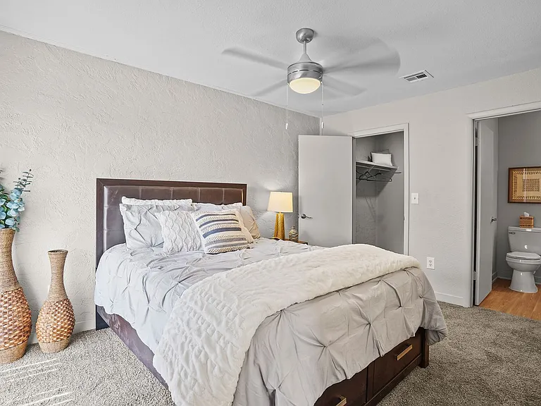 Regency Point Luxury Apartments — Photo 54