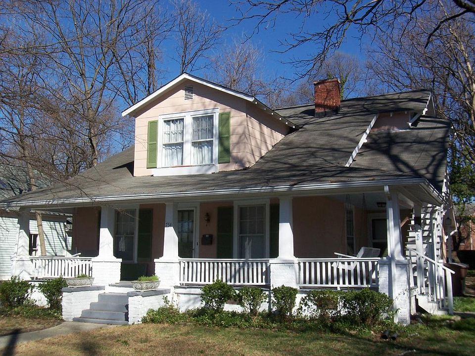 Front of house w/ entrance on right side