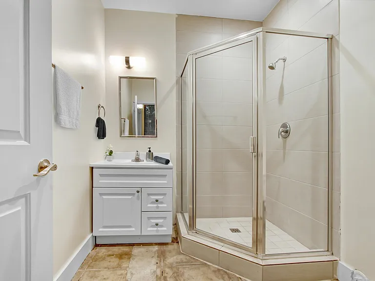 Ancelle Apartments Bathroom
