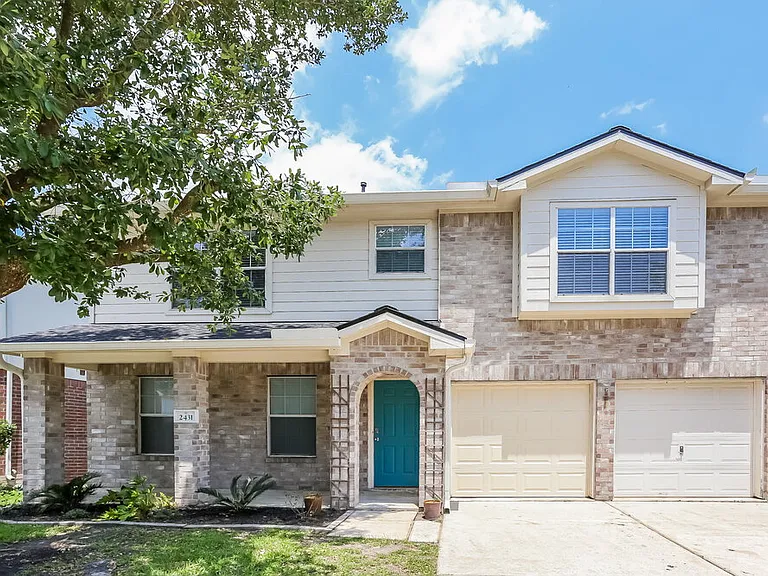 2431 Fox River Ln — Photo 1