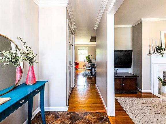 2nd image of 598 W Lexington Ave