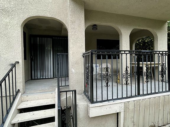 3rd image of 827 Glendale Blvd #2