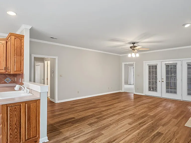 141 Canterbury Dr — Photo 6
