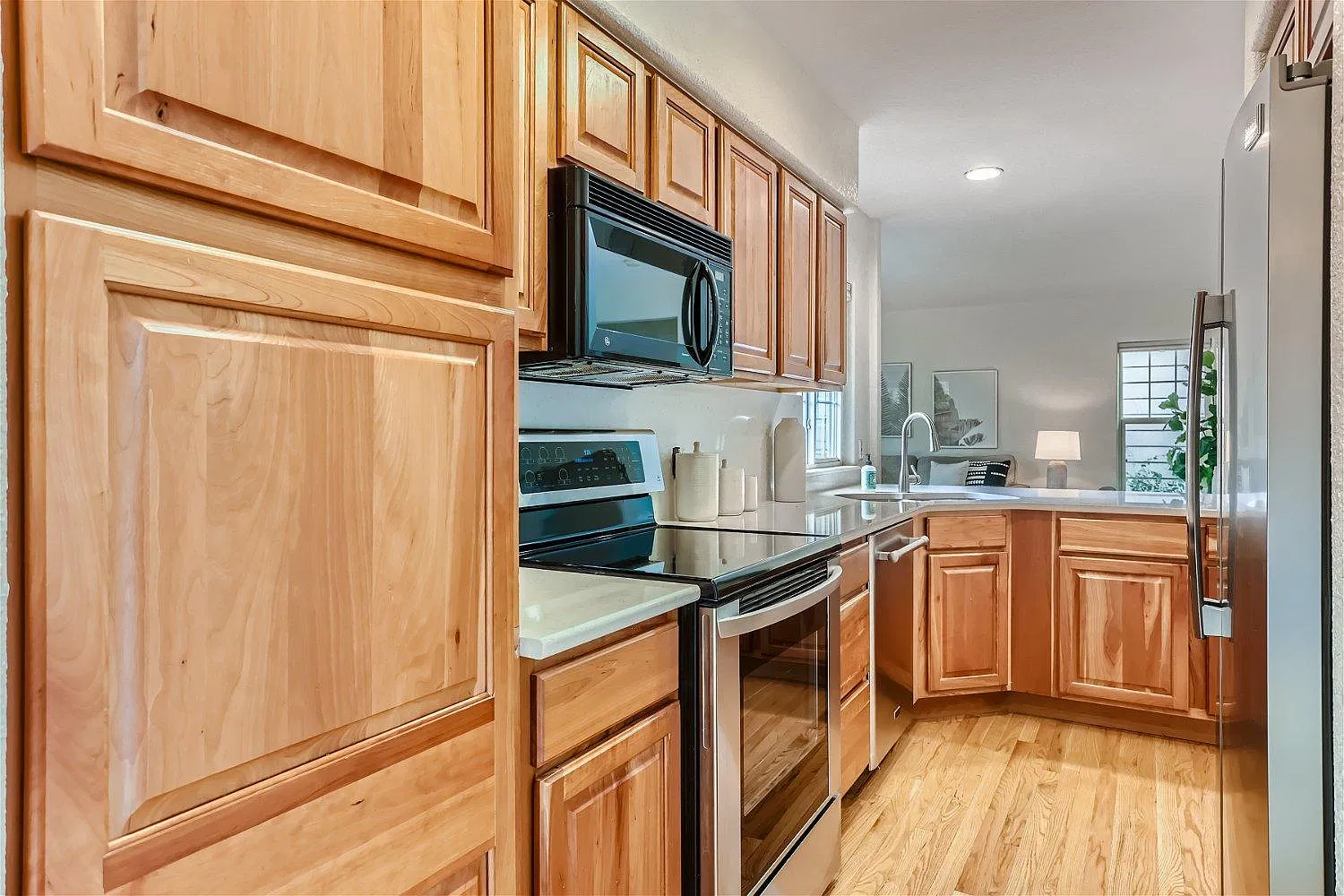 3 bed, 2.5 bath, 2012 sqft, $4,100 — Photo 4