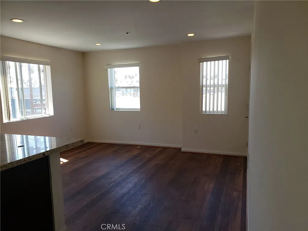 2 bed, 1000 sqft, $2,500 — Photo 3