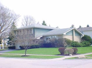 991 Twilight Ln, Wheeling, IL 60090