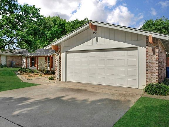 3rd image of 15605 Regal Hill Cir