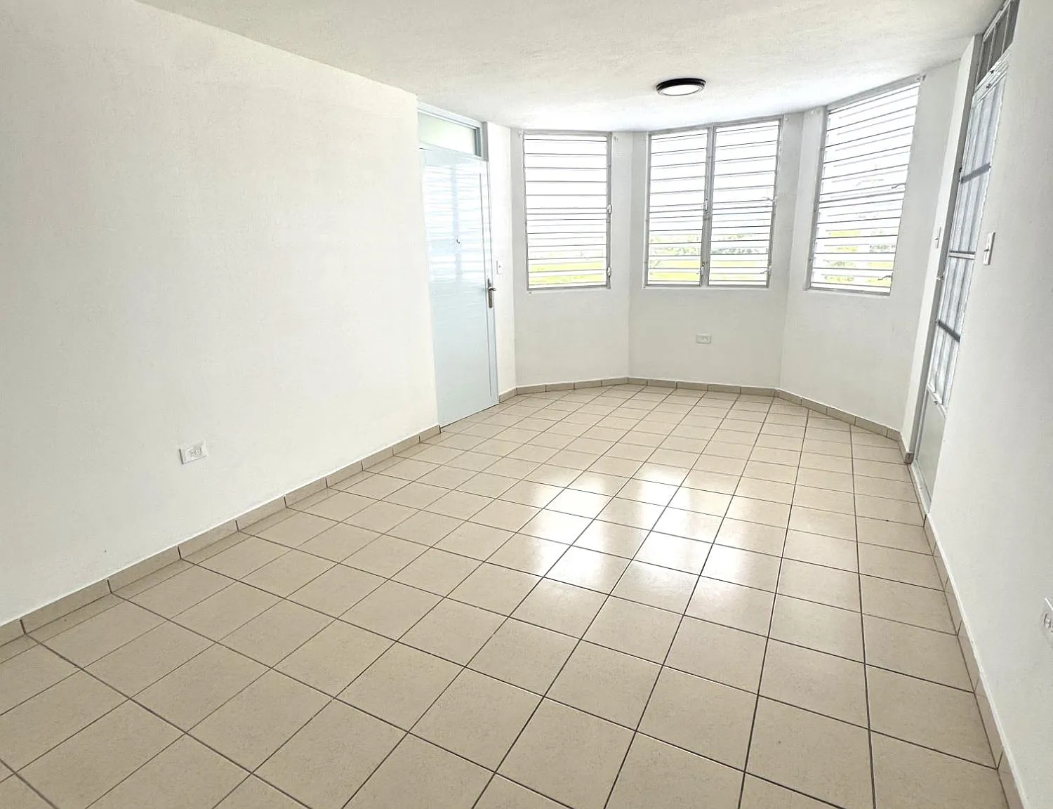 3 bed, 1.0 bath, 1000 sqft, $1,000 — Photo 3
