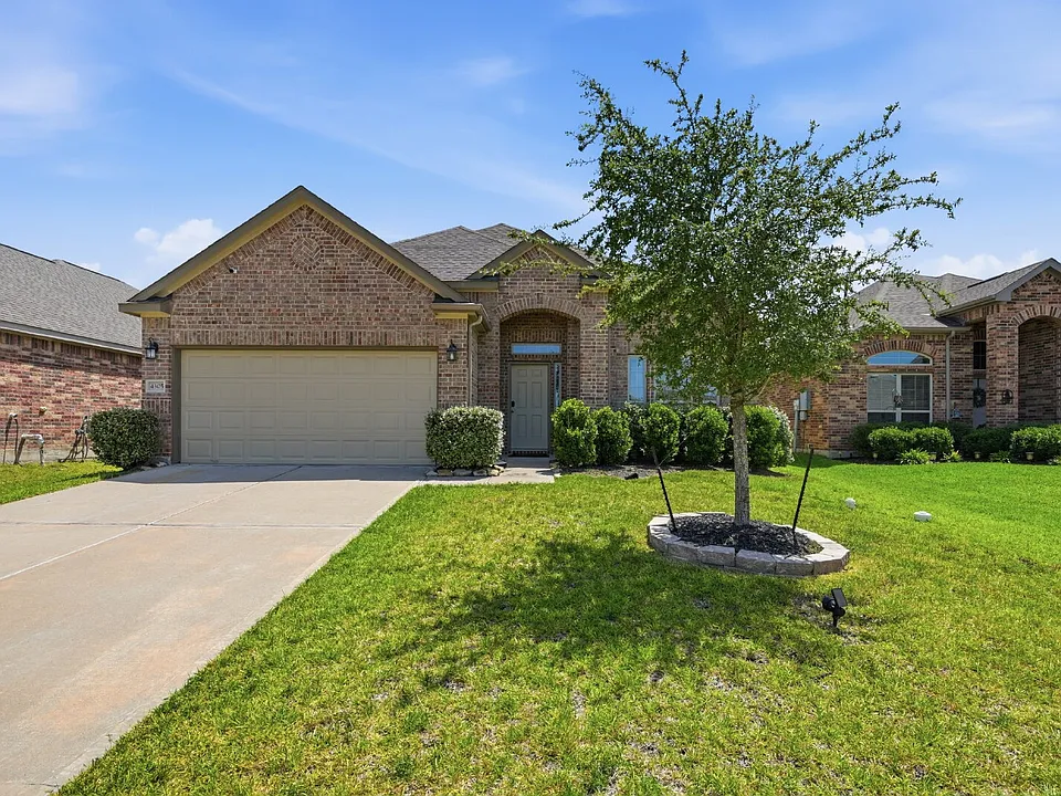 4305 E Bayou Maison Cir