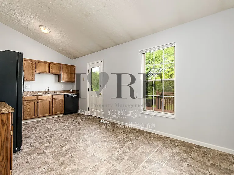 1433 Tall Meadows Dr — Photo 6