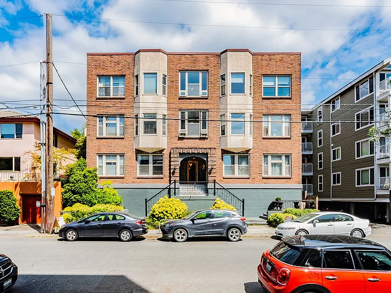 Carlyle Apartments — Photo 23