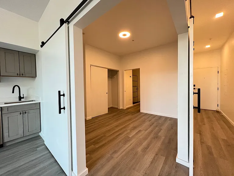 725 W Pratt St. — Photo 73