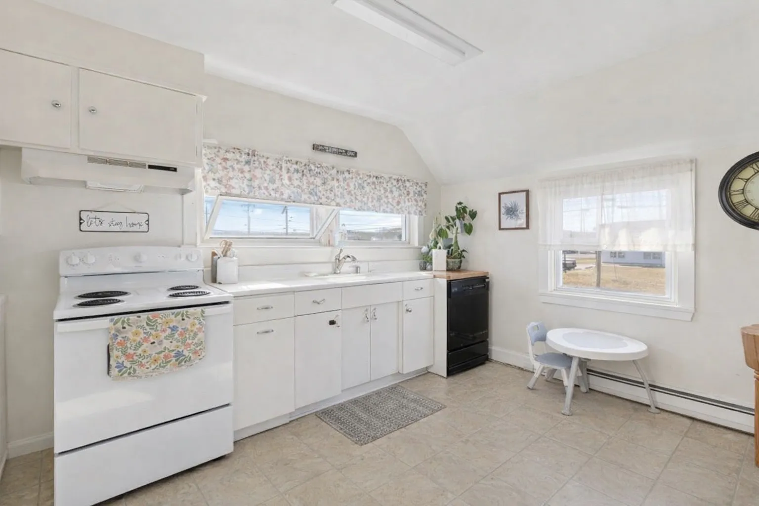 3 bed, 1100 sqft, $1,900 — Photo 2