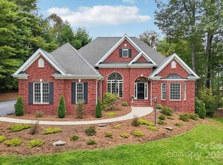 310 Sweetbriar Dr, Hendersonville, NC 28739