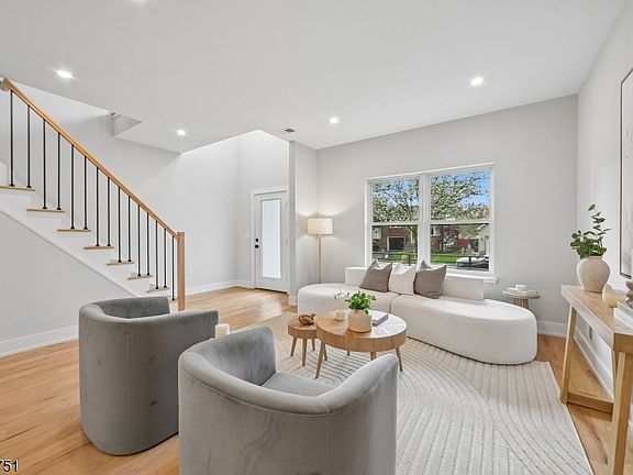 5th image of 136 Irwin St