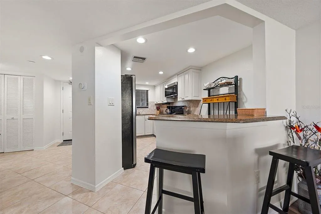 1 bed, 1.5 bath, 885 sqft, $5,000 — Photo 4