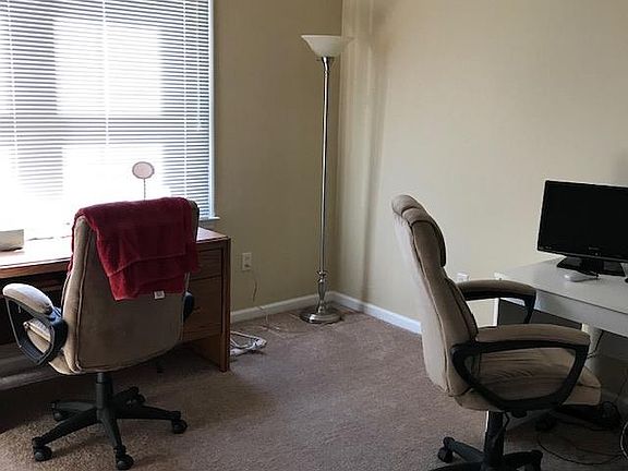 3rd image of 142 Glenwood Cir