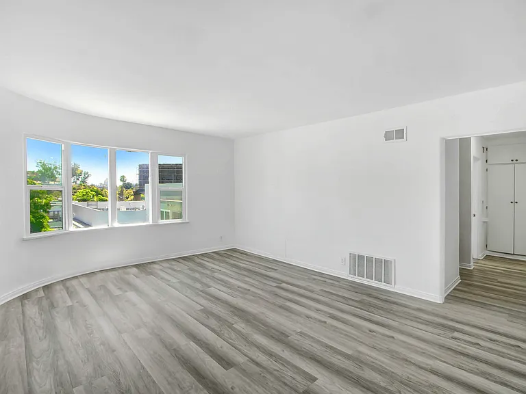 Wilcox Apartments — Photo 12