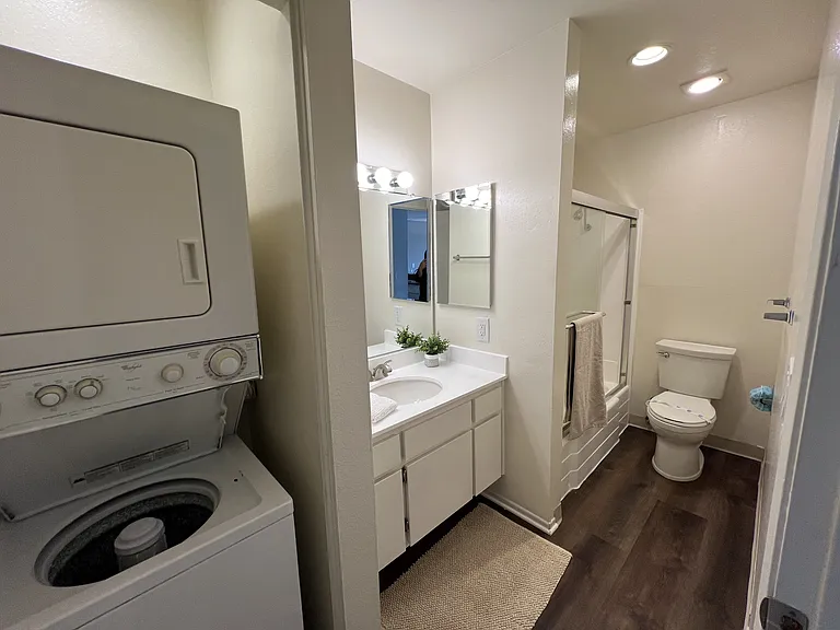 Versailles on the Lake Apartments — Photo 64