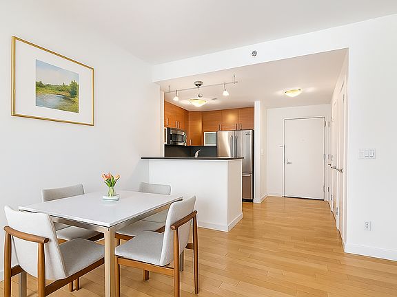 3rd image of 225 W 60th St APT 9A