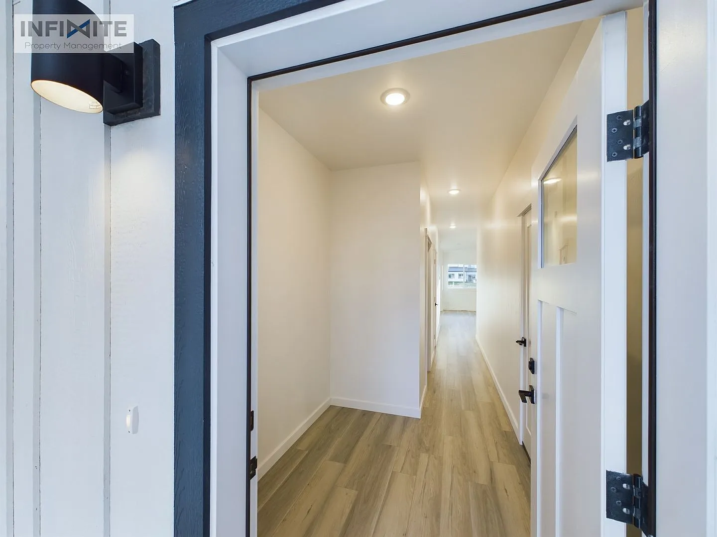 Wonderful 3 Bedroom End Unit — Photo 3