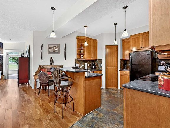 4th image of 24 E Hemlock Cres SW #1104