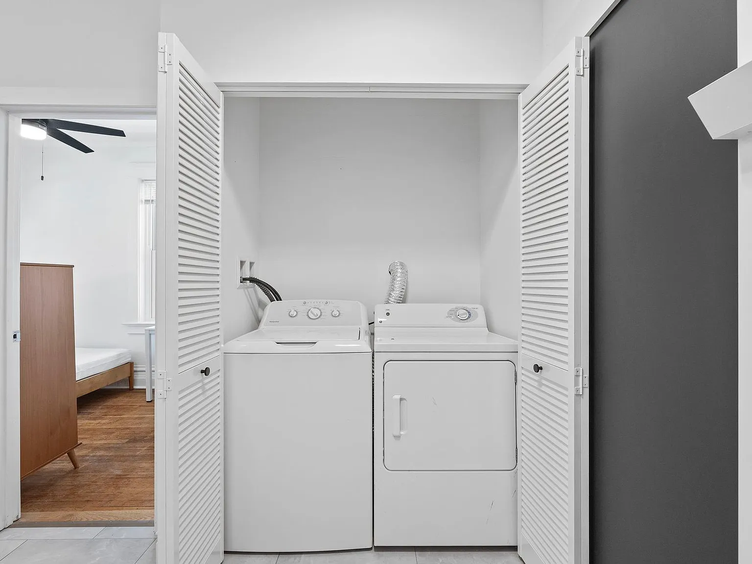 725 Interdrive St- MOSAIC — Photo 4