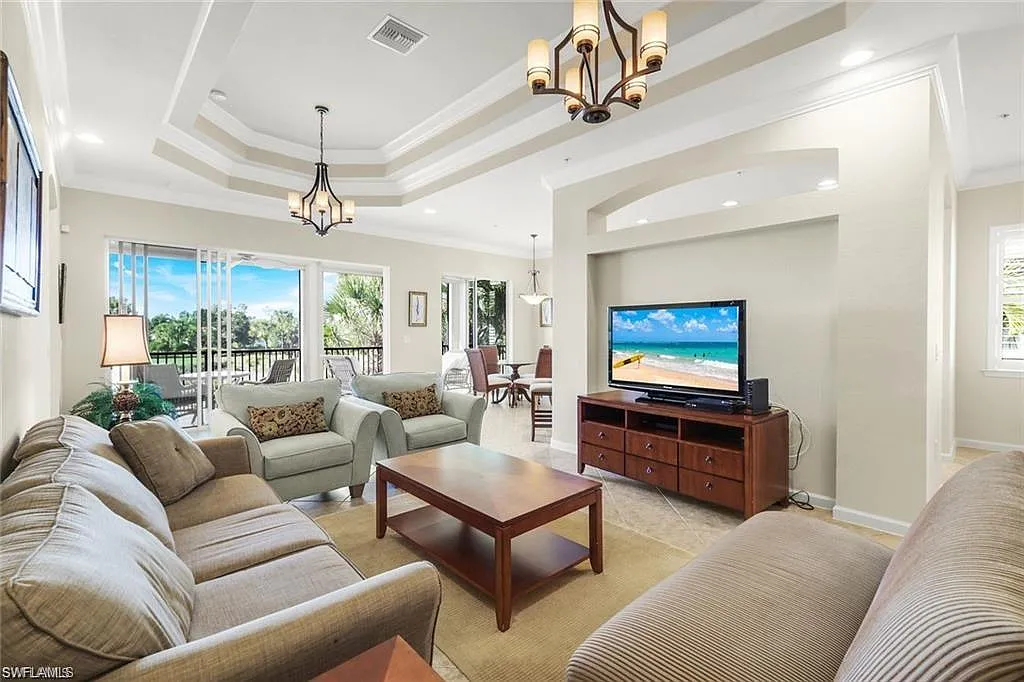 4 bed, 2.5 bath, 2297 sqft, $9,000 — Photo 3