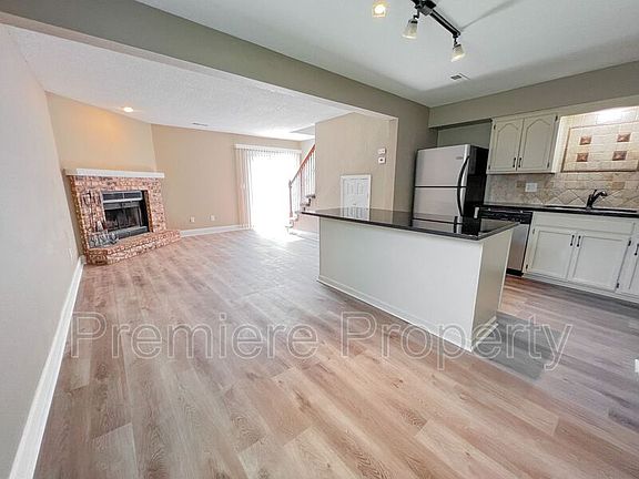 2nd image of 123 NE Greystone Dr