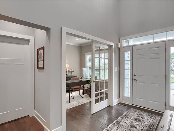 5th image of 266 Tamarack Dr