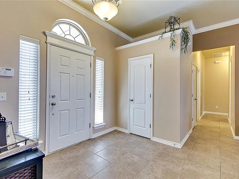 9012 Crooked Creek Ln — Photo 4