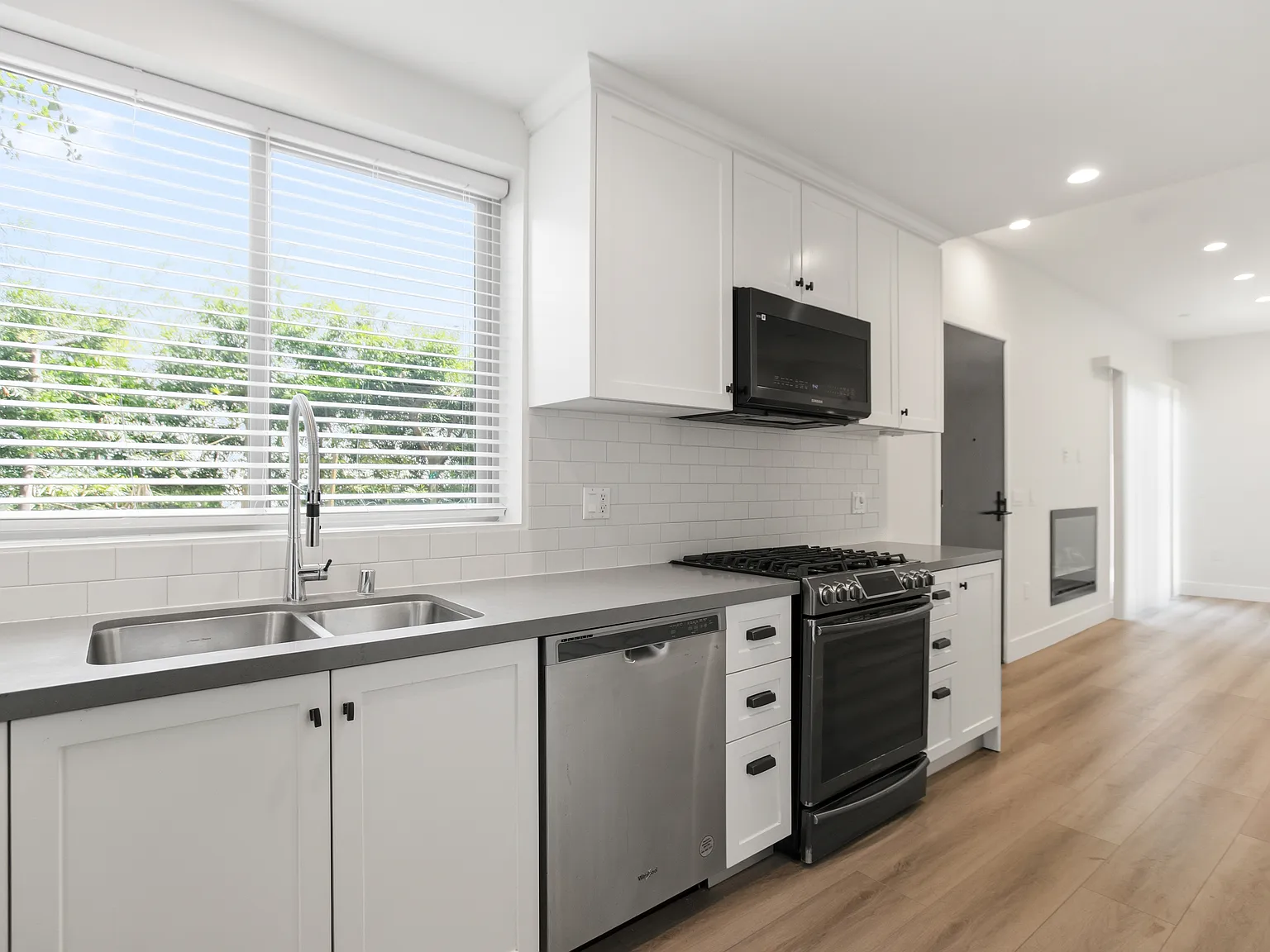 2 bed, 1200 sqft, $3,695 — Photo 3