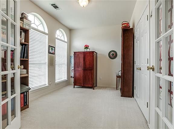 4th image of 1106 Hampshire Ln