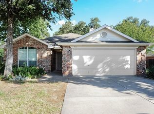 533 Harbor Crest Rd, Azle, TX 76020