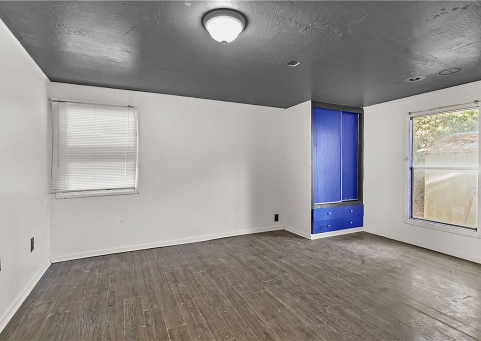 10th image of 25567 W Sycamore St