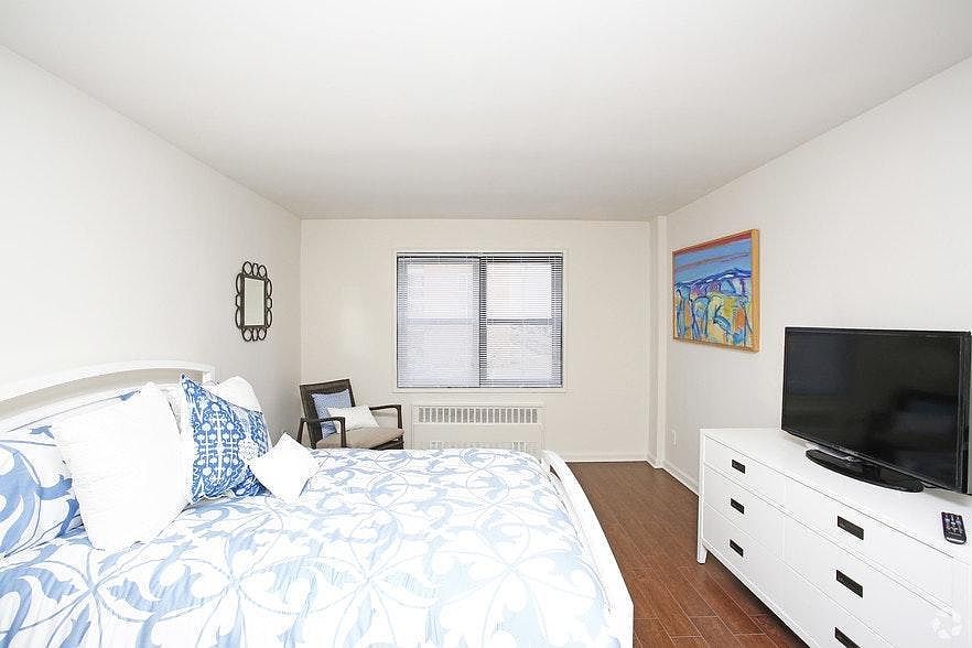 1st image of 854 E Broadway APT 4P