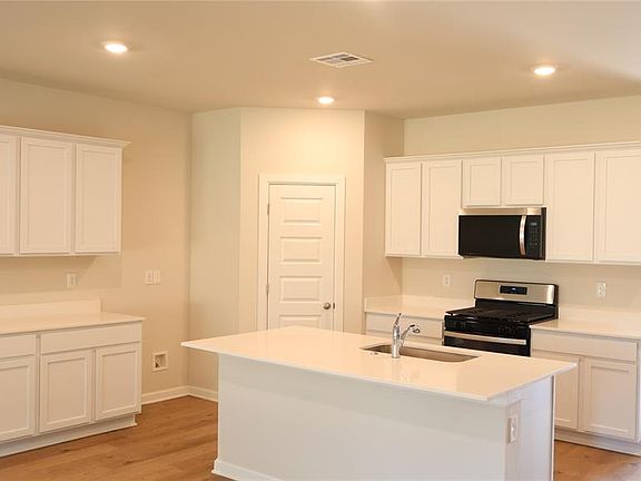2nd image of 2906 Casey Dr